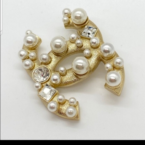 Gorgeous Authentic Chanel Brooch - Picture 5 of 11